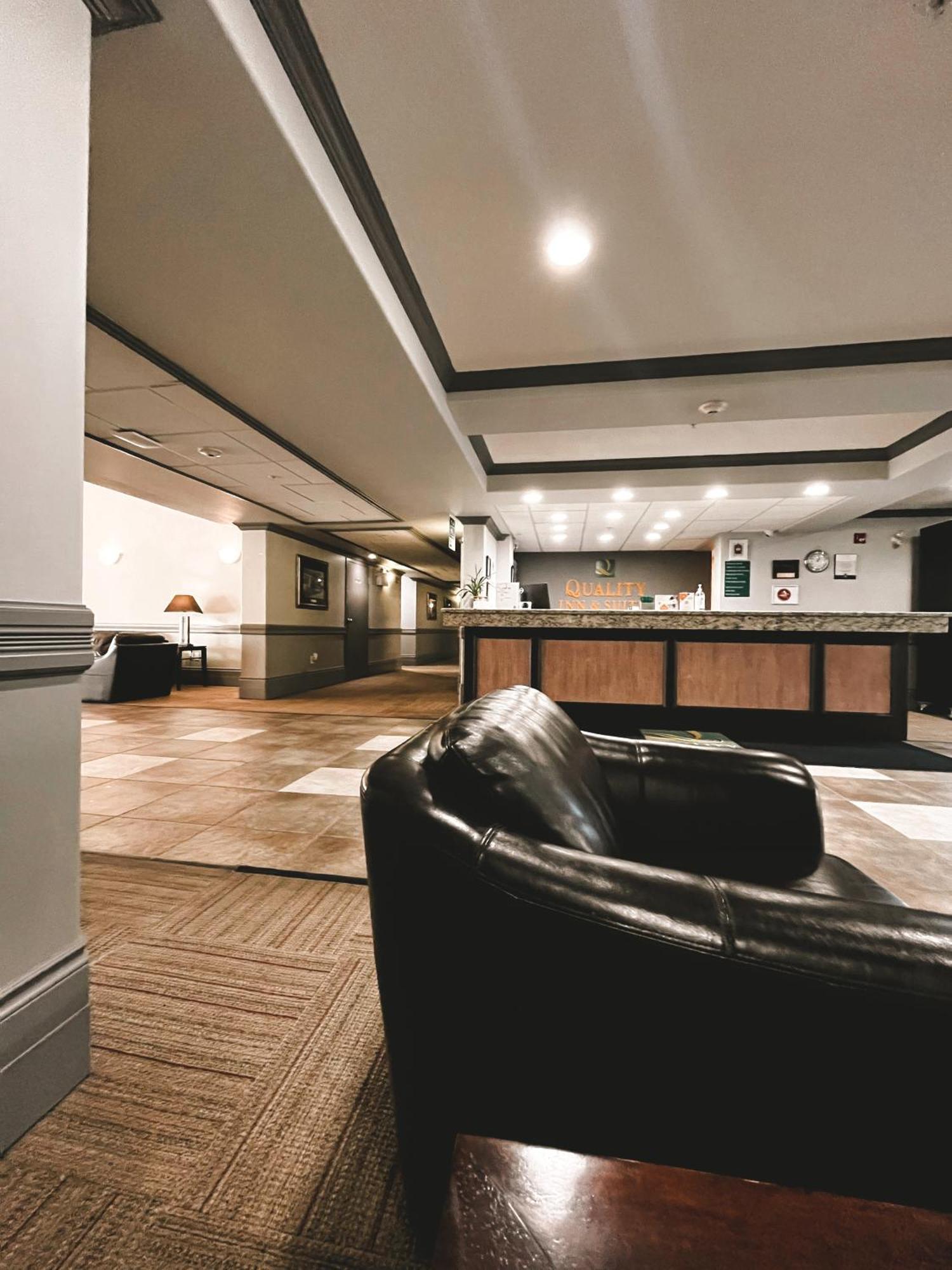 Quality Inn & Suites Хинтон Экстерьер фото