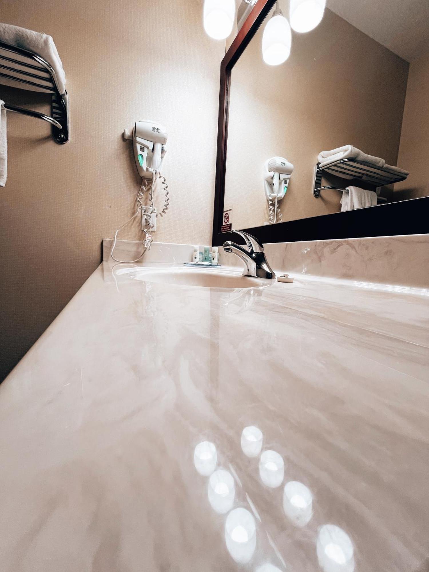 Quality Inn & Suites Хинтон Экстерьер фото