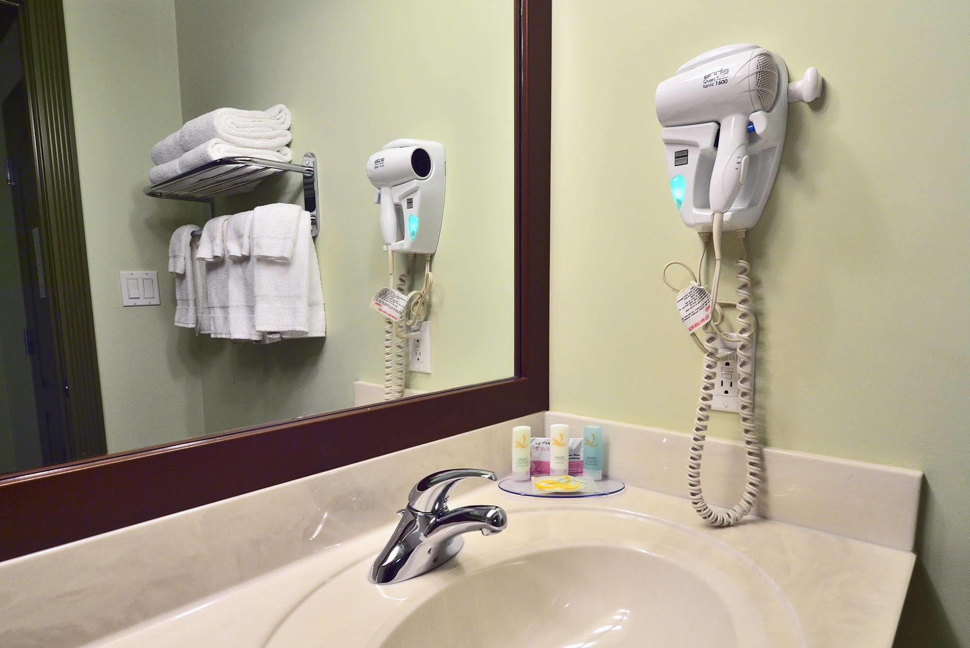 Quality Inn & Suites Хинтон Экстерьер фото